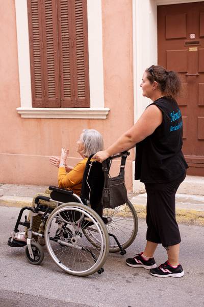 Aide aux seniors : Quelles alternatives possibles au placement dans une maison de repos à Sanary sur mer ?