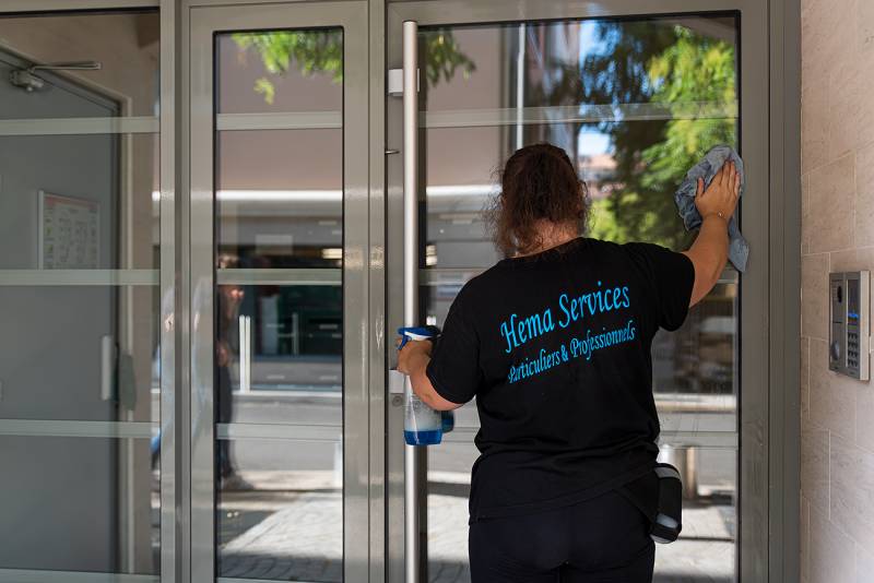 Les avantages d’un nettoyage régulier de vos vitres pour votre entreprise à Six fours les plages dans le Var